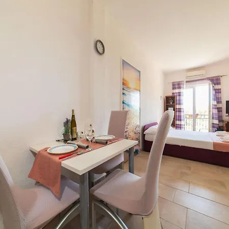 Tranquil And Stylish Kastel Novi - With Garden Appartamento *