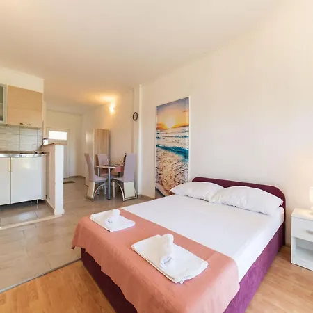 Tranquil And Stylish Kastel Novi - With Garden