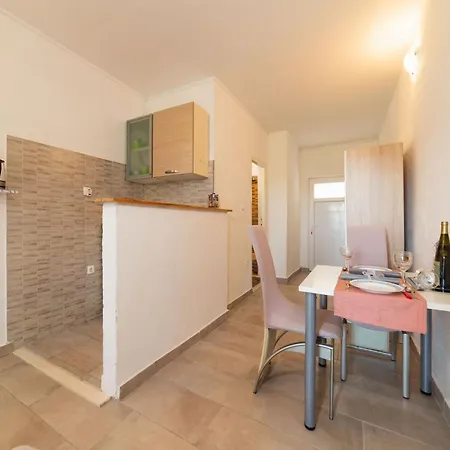 Apartment Tranquil And Stylish Kastel Novi - With Garden